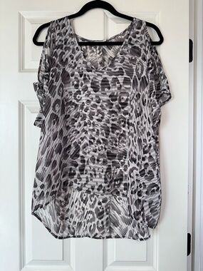 Women's V-Neck Cold Shoulder Short Sleeve Leopard Print High Lo Top in Gray Sz L